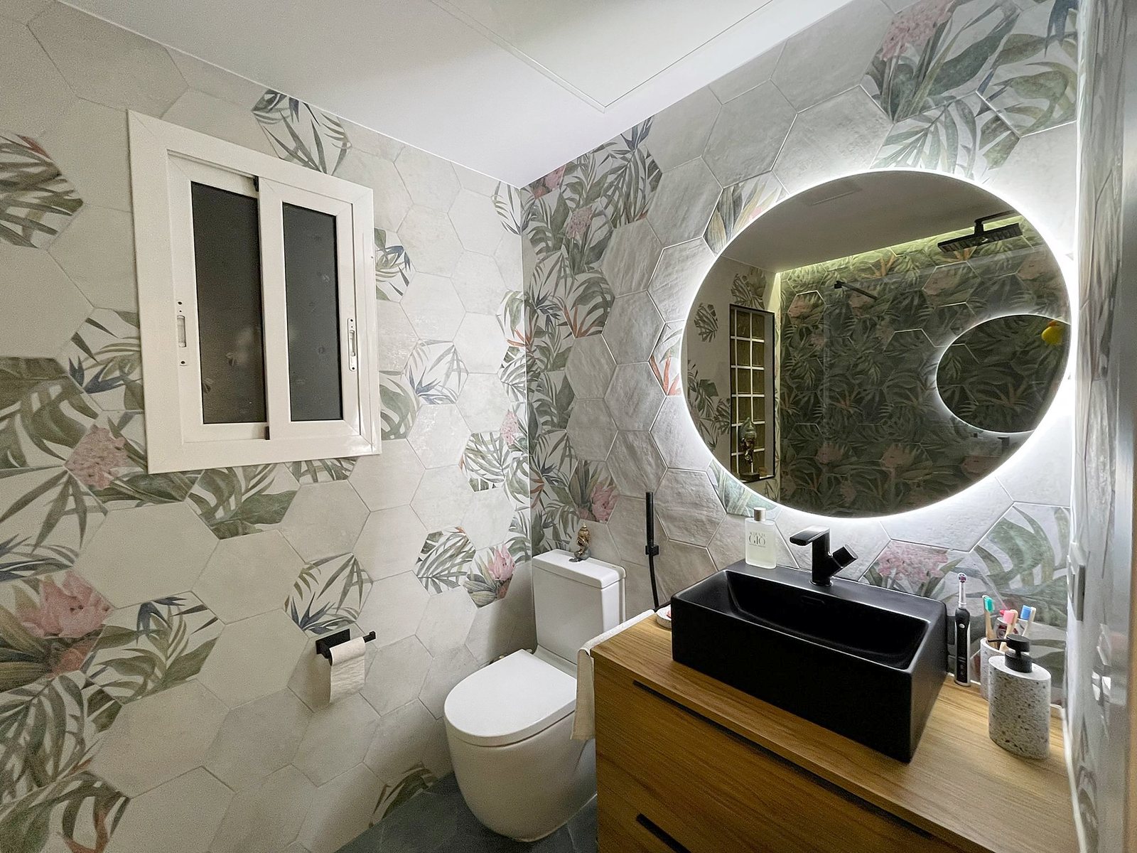 Baño neutro con personalidad propia, después de la reforma